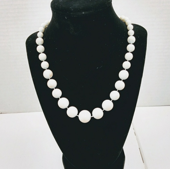White beaded necklace - Picture 1 of 1